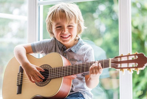 Nên mua đàn guitar nào cho trẻ em mới tập đàn
